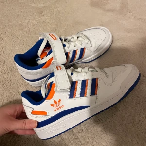 ADIDAS FORUM - Så snygga oanvända skor från adidas! Köpte för ca 2 månader sen men aldrig använt. Köpare står för frakt 💓 köpta för 1.300kr