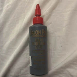 Hair bonding glue - Öppnad hair bonding glue, 118 ml och har testat använda den lite en gång men nästan allt är kvar. Köpte för 140 kr inkl. frakt men säljer för 110 kr inkl. frakt 💕