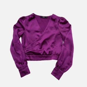 Blus - Glansig blus från Bik Bok i strl XS 💜 Fraktas spårbart för 39 kr 😁 Använt den 2-3 ggr men den har tyvärr blivit lite missfärgad av deo, i övrigt är den i fint skick! 🦋