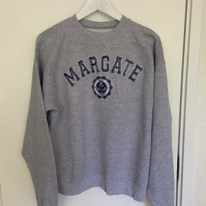 Vintage sweatshirt  - Vintage college tröja/ sweatshirt  Storlek M Bra skick  Fler bilder finns 