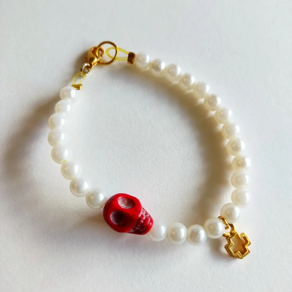 Handmade bracelet with pearl, scull and cross, new. 18-19 cm length . Accessoarer.