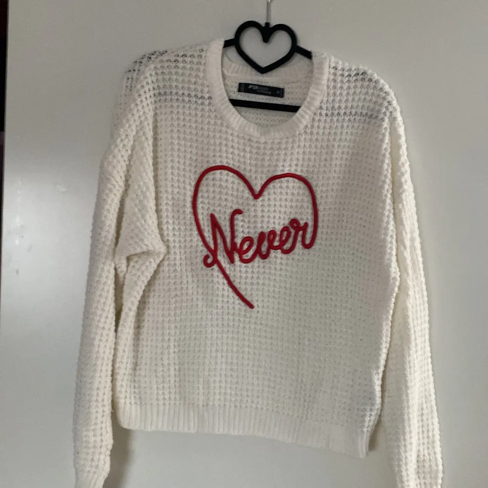 Snygg och mysig vit stickad tröja från Newyorker. Använd fåtal gånger. Storlek S. Neuleet.