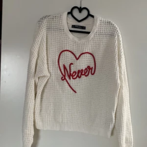 Vit stickad tröja från Newyorker - Snygg och mysig vit stickad tröja från Newyorker. Använd fåtal gånger. Storlek S