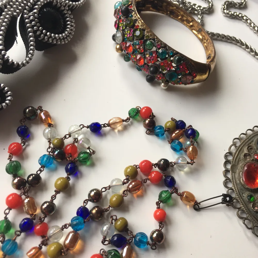 Säljer en massa fina halsband och andra accesoarer i olika storlekar. Halsbanden är vintage ca 70-talet. Det finns tecken på användning men alla smyckena är hela. Kan sälja smyckena separat eller ihop. Priserna finns i tredje bilden. Frakt ingår ej . Accessoarer.