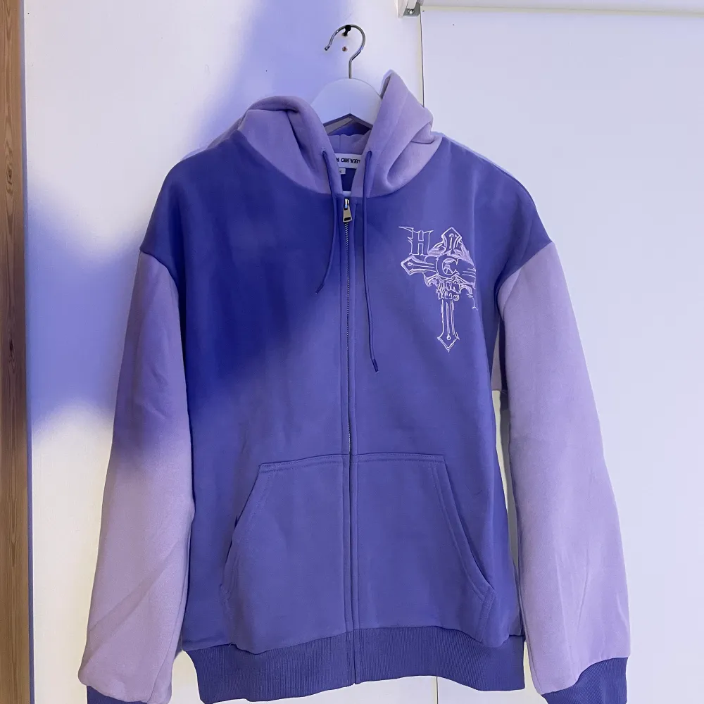 HEAVEN CAN WAIT hoodie Helt nya Size:s i ljuslila färg bekväm å go. Neuletakit & Villapaidat.