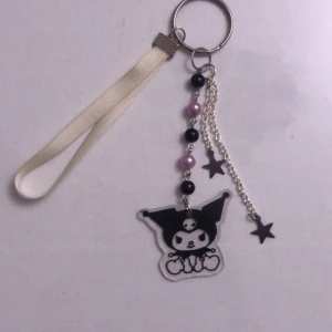 kuromi nyckelring - handgjord kuromi nyckelring jag gjorde<3 vid köp kommer gratis extras :) pris kan diskuteras ! OBS: frakt är bara 10kr om betalningen sker via swish ❤️