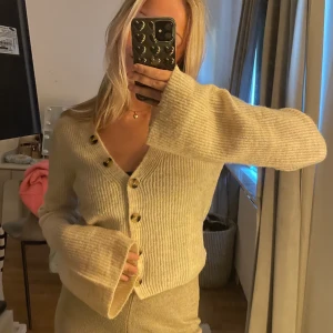 Stickad kofta  - Så fin beige stickad kofta från ASOS. Storlek 36🫶🏼🫶🏼🫶🏼