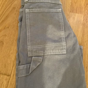 Gråa Jeans  - Jeansen är från Brandy Melville. De är high waist och baggy. Jensen var mycket använda. 