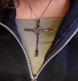 Kors av härdat stål - Kors av härdat stål, gjord själv! utan kedja kostar den 65kr, dock kostade kedjan mycket så därmed blir det 100kr för kedjan oxå! sedan 13kr frakt  :) 