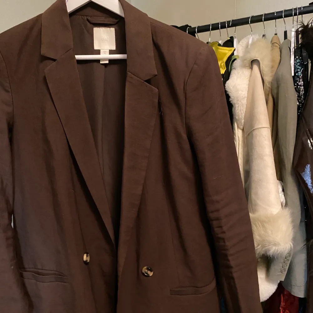 Brun Kavaj H&M  Storlek 36 +49kr postnord spårbar frakt. Kostymer.