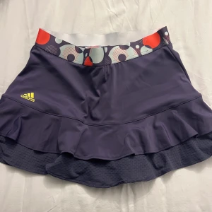 Tenniskjol - En supersnygg tenniskjol. Använd en gång och har en unik modell. Säljer för 150 kr. Möts upp i Stockholm. Storleken är för flickor 14-15 år.