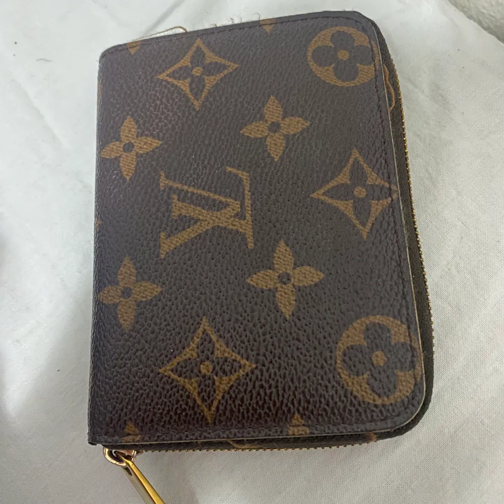 Äkta Louis Vuitton coin purse, minimalt slitage på sidorna men fortfarande snygg och användbar. Fräsch och inte trasig inuti. Inga repor på skinnet alls! Kontakta mig om du har fler frågor❤️  Ny pris 4150:-. Accessoarer.