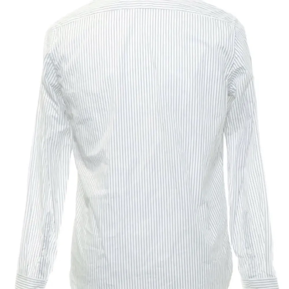 Säljer en snygg Arket skjorta i strl S 46  Skickas smidigt för 66kr spårbart paket . Skjortor.