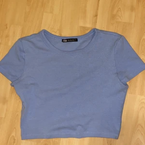 Ljusblå topp - Ljusblå topp köpt på Zara i strl S. 60 kr inklusive frakt.