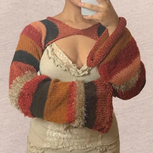 Stickad shrug - Handgjorda stickad shrug. Gjorda på återvunnet garn och därför en ’one of a kind’  Snygga till hösten 🍂  Storlek S 34-38  Frakt 57kr