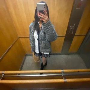 Quiltad jacka  - Intressekoll på denna fina jacka, köptes för 1 månad sen. Uppstått en hel del fläckar tyvärr därav priset. Slutsåld på hemsidan. Pris kan diskuter. pris + frakt