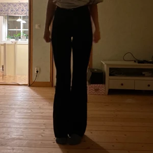 Kostymbyxor  - Kostymbyxor från zara i storlek Xs. Byxorna är upp sprättade vid benen för att bli längre, syns inte när man har dom på🥰
