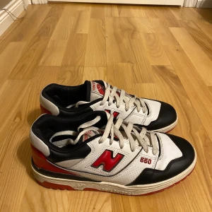 New Balance 550 stl 41,5 - Säljer mina new Balance skor, köpta förra vintern. De är använda men inte utslitna. Köparen står för frakt, Originalbox följer med.