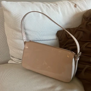 Handväska  - Beige/rosa väska från H&M  