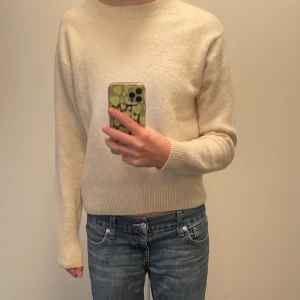 Stickad tröja - Fin stickad tröja ifrån uniqlo i bra skick! Jättefin nu till hösten men kommer tyvärr inte till användning. Storlek M mem skulle säga att den är S.