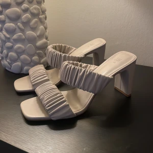 Klackskor - Helt oanvända klackar från H&M. Har vanligtvis 39 i storlek men dessa va mindre i storlek. Klacken är 8cm   Ord.pris 299:-