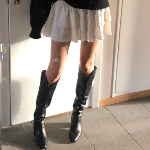 Svarta boots - Svarta boots från asos, endast testade!💗I storlek 37 men passar också bra på mig som brukar ha 38, köpare står för frakt eller så möts jag i Uppsala😊