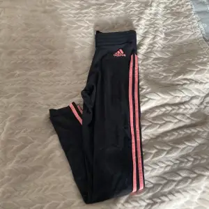 Svarta/rosa adidas leggings 