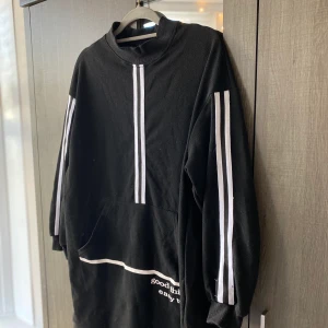 Matchande set - Adidas inspirerat ✨ - Ett set med byxor och längre tröja - 100:- för båda
