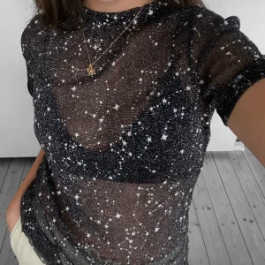 Meshtopp - Svart meshtopp med små vita stjärnor på.  Perfekt till fest o nyår🧚🏻‍♂️ inga slitningar och strl i cirka S men rätt stretchiga i material Frakt tillkommer på cirka 45kr