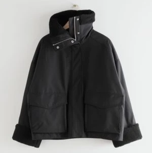 Jacka - Vinter/höst jacka från & other stories. Nypris är 1450, säljer för 700kr!! Storlek xs men är väldigt oversize så passar upp till m/l. 