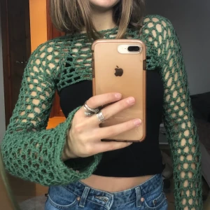 Virkad bolero - Säljer denna bolero-toppen som jag har virkat, superfin och livar verkligen upp en outfit!! Kommer snart i fler färger :))