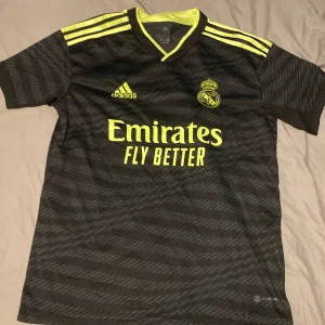 Real Madrid fotbollströja  - 10/10 skivk. Anvönd två gånger. Kan mötas upp i stockholm och jakobsberg. Kan även tradea. Pris kan diskuteras