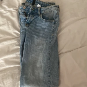 Hm lowrise  - jätte bra skick, säljer för ja har för många jeans❤️ passar mig som är 32 i vanliga fall och 172/173 