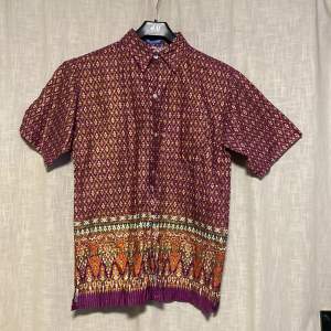 Färgglad hippie skjorta i storlek medium-large. Lite mindre än en konventionell large.