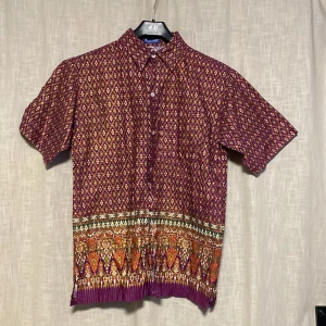 70-tals skjorta - Färgglad hippie skjorta i storlek medium-large. Lite mindre än en konventionell large.