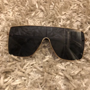 Solglasögon  - Super snygga stora solglasögon