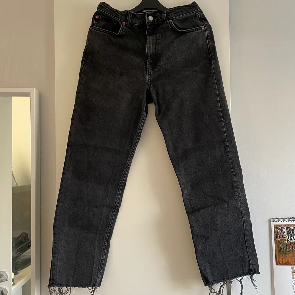 Ett par svarta ”avklippta” jeans som går till vristen! Jeansen är i mycket bra skick. Jeans & Byxor.