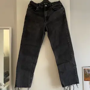 Ett par svarta ”avklippta” jeans som går till vristen! Jeansen är i mycket bra skick