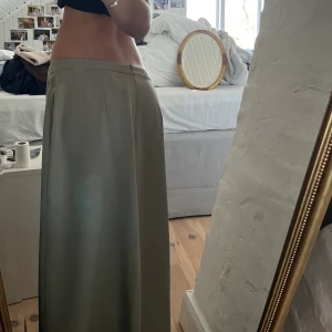 Långkjol - Långkjol köpt secondhand! Lite stor för mig tyvärr! Har fickor och lite mer kostymmaterial!