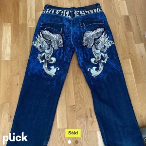 Baggy jeans med tryck - INTRESSEKOLL!!! Säljer dessa sjukt snygga jeans, Säljer vid bra bud då jag har ett par liknande ! Köpta här på blick, bilderna är från  den gamla ägaren. De är även sydda till lågmidjade❤️ Bud: 500
