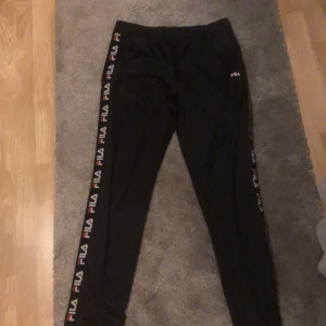 Fila byxor - Svarta fila byxor. Använt få gånger. Nypris 799, mitt pris 300. Köparen står för frakten!💓