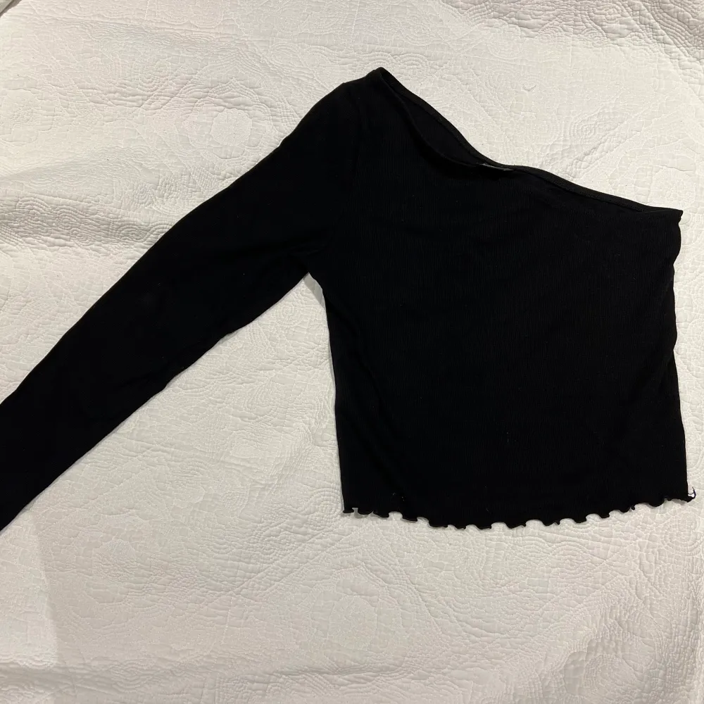Svart tröja från Gina tricot i storlek M. Skulle säga att den är något mindre i storleken! Bara använd en gång så i nyskick. Kan både posta och mötas upp och kan även skicka fler bilder om det önskas!💖. Toppar.