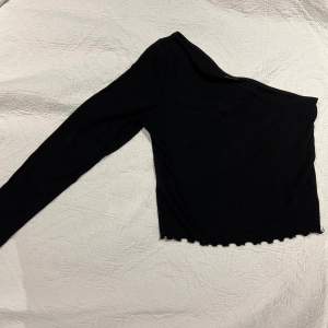 Svart tröja från Gina tricot i storlek M. Skulle säga att den är något mindre i storleken! Bara använd en gång så i nyskick. Kan både posta och mötas upp och kan även skicka fler bilder om det önskas!💖
