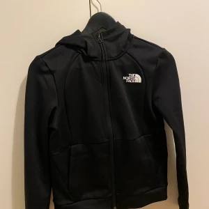 The north face kofta - Kofta ifrån The north face köpt på JD sport för 750 i storlek XS. Aldrig använd säljer eftersom ja tyckte inte den passa mig så bra 