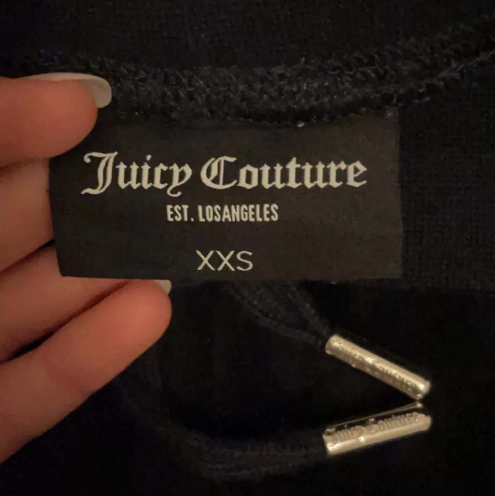 Säljer mina superfina mörkblå juicy couture byxor. Storlek XXS och i bra skick. Köpta för 1100kr i somras och säljer nu för 850kr. Budgivning om fler är intresserade. Tryck INTE på köp nu då jag vill ha en konversation först.❤️. Jeans & Byxor.