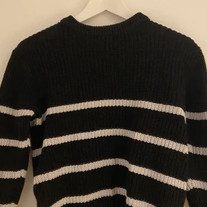 Randig stickad tröja - Randig stickad tröja som knappt är använd  