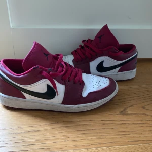 Jordan 1 low  - Storlek 42  Ganska använda  Har ingen box 