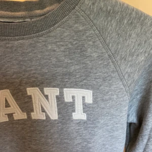 Gant sweatshirt  - Säljer denna gråa gant sweatshirt i fint skick.  Köparen står för frakten.