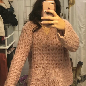 Stickad tröja - Superfin stickad tröja i dustpink! Säljes för 60kr💕