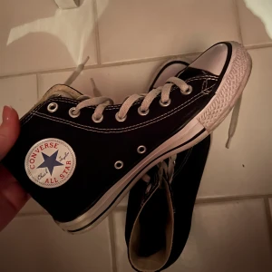 Converse sneakers  - Snygga Converse i strl 38 i svarta, SKORNA TVÄTTAS INNAN DEM SKICKAS. 